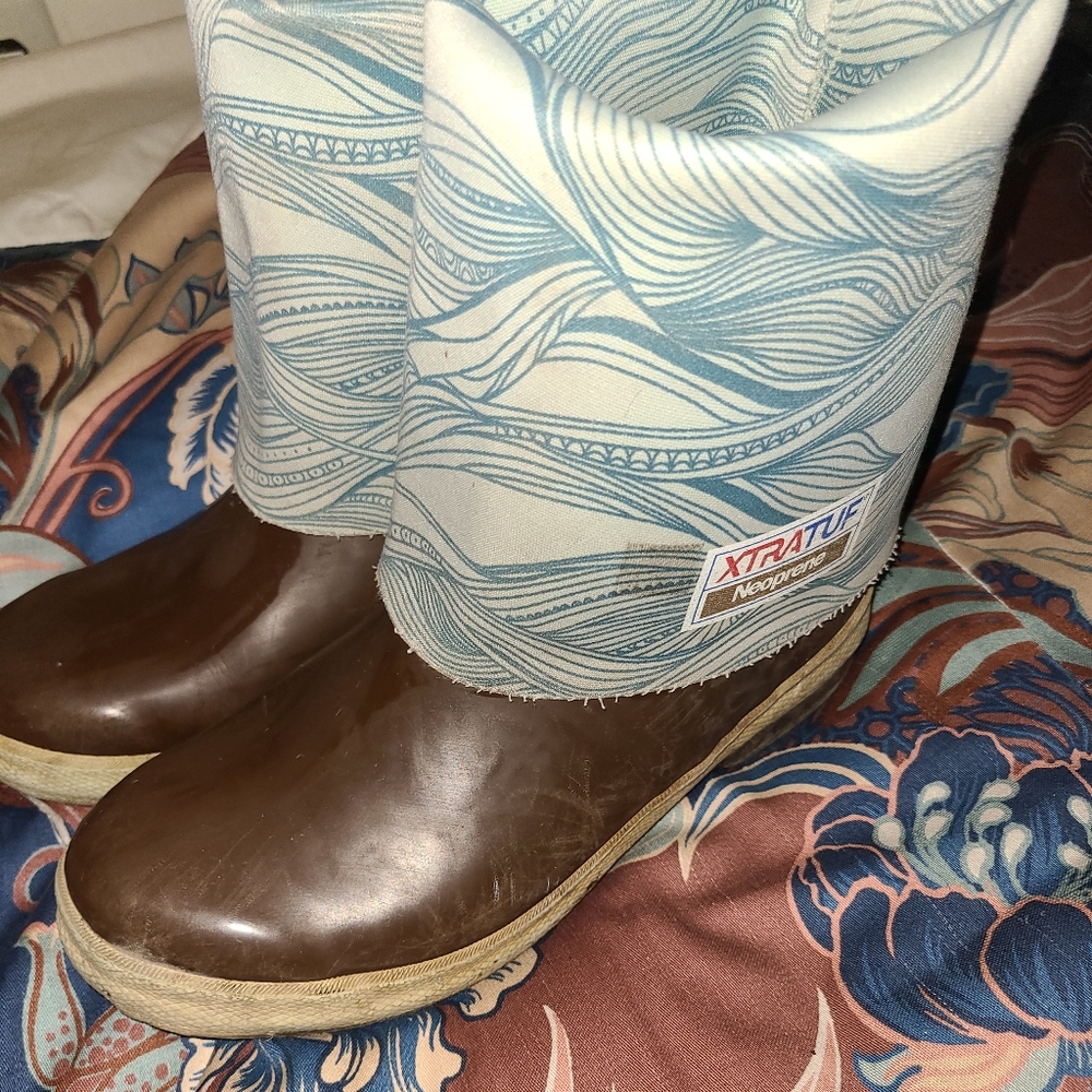 Womens size 9 XtraTufs